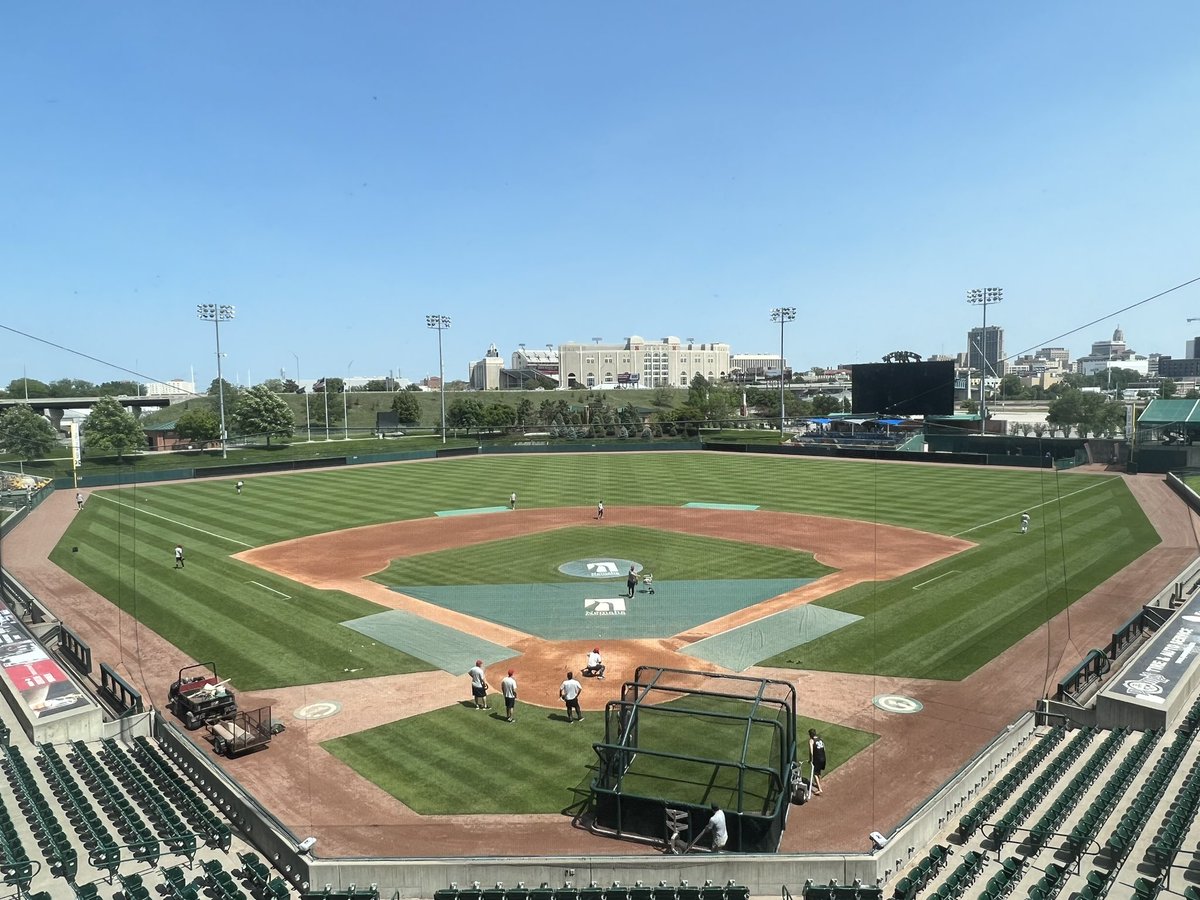 haymarketgcrew's tweet photo. First rain over .25” of the year last week. Driest spring in about 50 years. Green up about a month later than normal. 4 months into a busy year, surprised how well everything is holding up. Edges and corners are amazing. Assistants making me look good. https://t.co/PyaJclv5T9