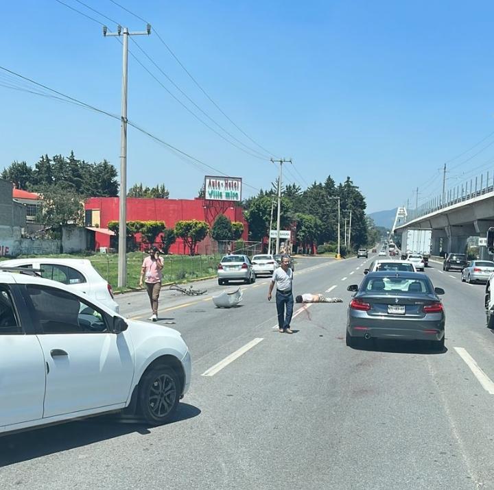 cadenapolitica's tweet photo. #AlMomento
Se reporta un #Accidente en la carretera #TolucaMéxico en dirección a la #CDMX, donde una persona resulto atropellada. 
Se espera a que lleguen las autoridades.
#CadenaInforma https://t.co/w7nhupZm07