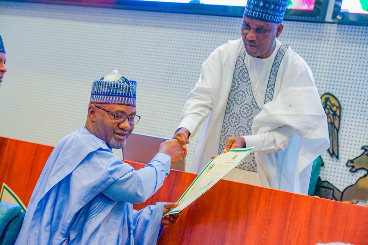 Abdullahi_AIG's tweet photo. Today, I along with members of the 10th @HouseNGR took our Oath of Office after the election of the Green Chambers news leadership.

The 10th House will bring about equity &amp; fairness as it embarks on the Nigerian Project to RENEW THE HOPE of our people.

God bless Nigeria 🇳🇬 https://t.co/ZJR7ijjXkq