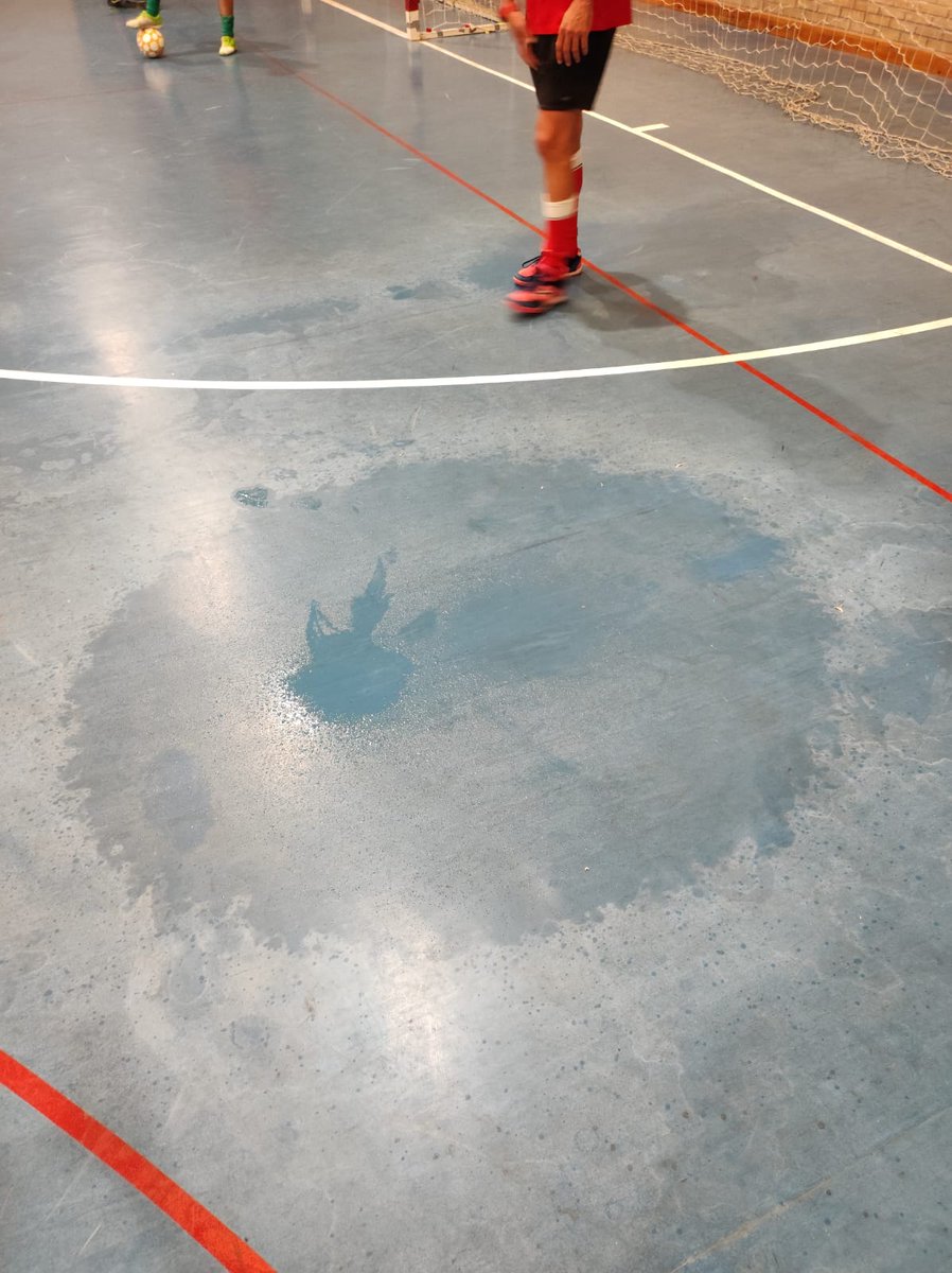 kimibordi's tweet photo. Estimados @AytoMurcia y @murciadeportes: 

No puede ser que por 4 gotas que han caído hoy, se produzcan estos charcos en el pabellón de Cabezo de Torres, con el grave peligro de lesión que conlleva. 

Llevo 10 años jugando y no se le pone remedio. Por favor, solución YA! https://t.co/UejO2av6ZX