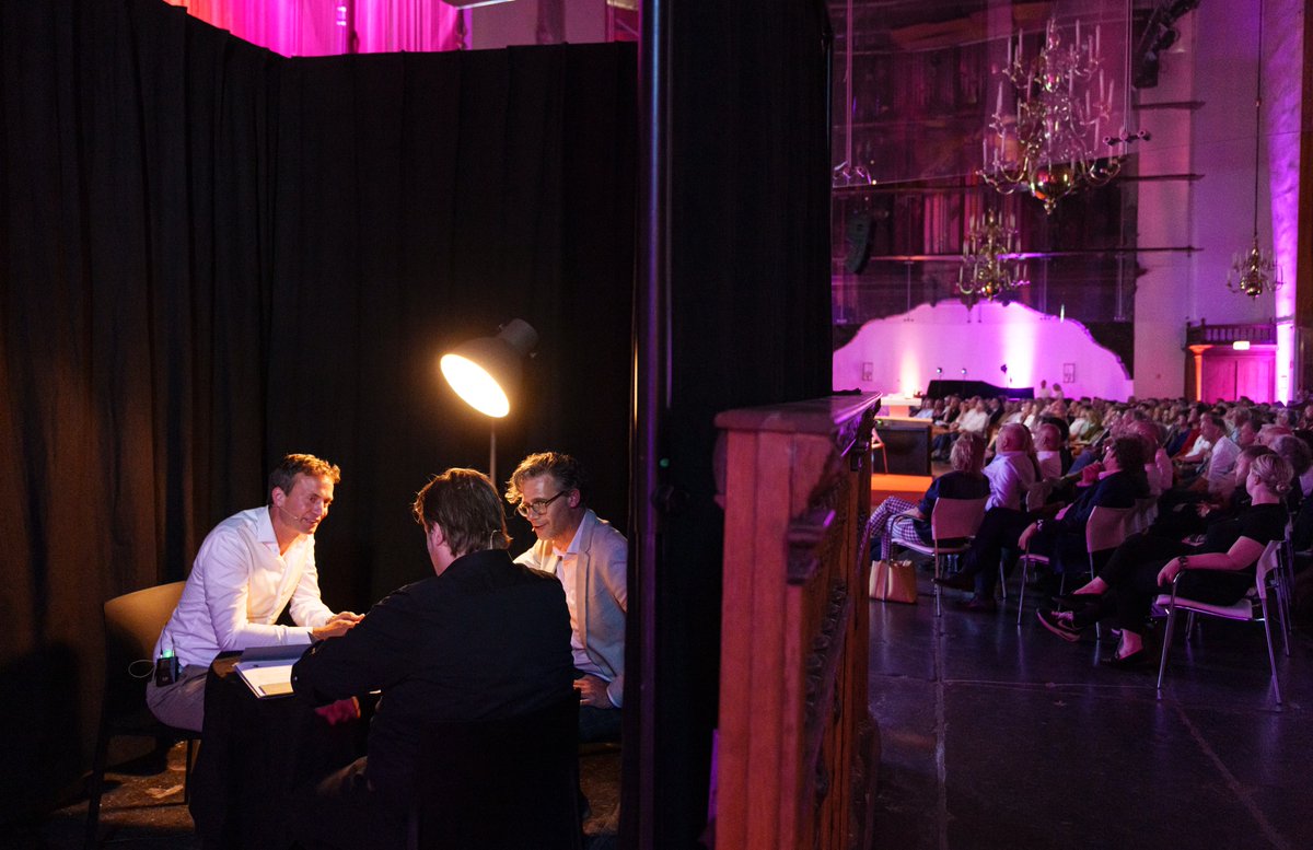 Ondernemers aan tafel tijdens #MkbJaarcongres: Vertrouwen vergt een overheid die echt kijkt naar wat wij als ondernemers nodig hebben. Die heldere doelen stelt, betrouwbaar en voorspelbaar is. Daar horen normen en kaders bij, maar de invulling: laat die nou bij ondernemers.