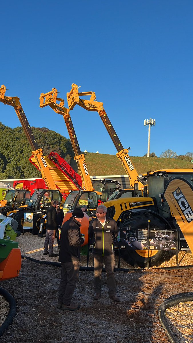 JohnDPlummer's tweet image. Fresh start to the 2023 @FieldaysNZ with New Zealand’s No.1 @JCBagriculture Loadall soaking up the ☀️ #ExportingIsGreat