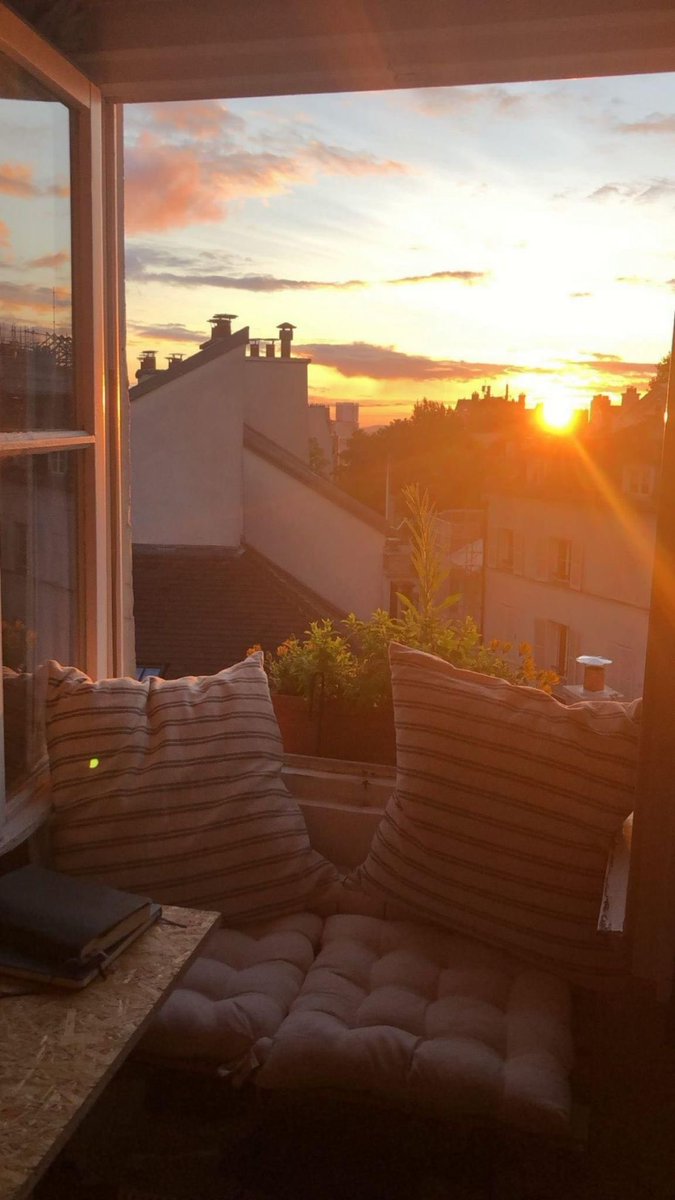 BernierJuline's tweet photo. ✨HEY✨ 
Studio de 20m2 en sous loc pour 4 Mois à Paris dans le coeur du quartier de Montmartre. Totalement meublé avec tout le nécessaire électroménager et en bonus, belle vue dégagée sur les toits de Paris. Loyer: 850e charges comprises. 
N’hésitez pas à me contacter. https://t.co/Zp5UVcbnU8