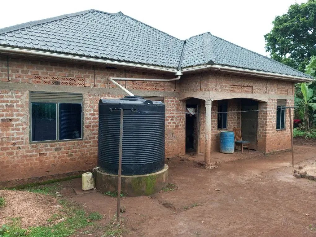 shukranproperty's tweet photo. House available for sale in Kitende _Kaga. On Entebbe road.
#3bedrooms #3bathrooms sitting and dining rooms kitchen. Seated on #12Decimals with ready title. Selling Price #100millions. Slightly negotiable. Call 0706592177
#mazima ham vs dtb #mutungo #PallasoLoveFestLugogo https://t.co/FsqvPYI9UL