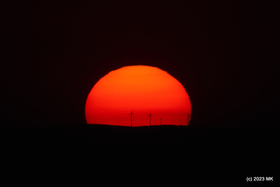 Werden die neuen Windräder jetzt mit Solarenergie betrieben? 

@FotoVorschlag  #sunset #windkraft #windenergy #solarstrom #ThePhotoHour #photography #königstuhl