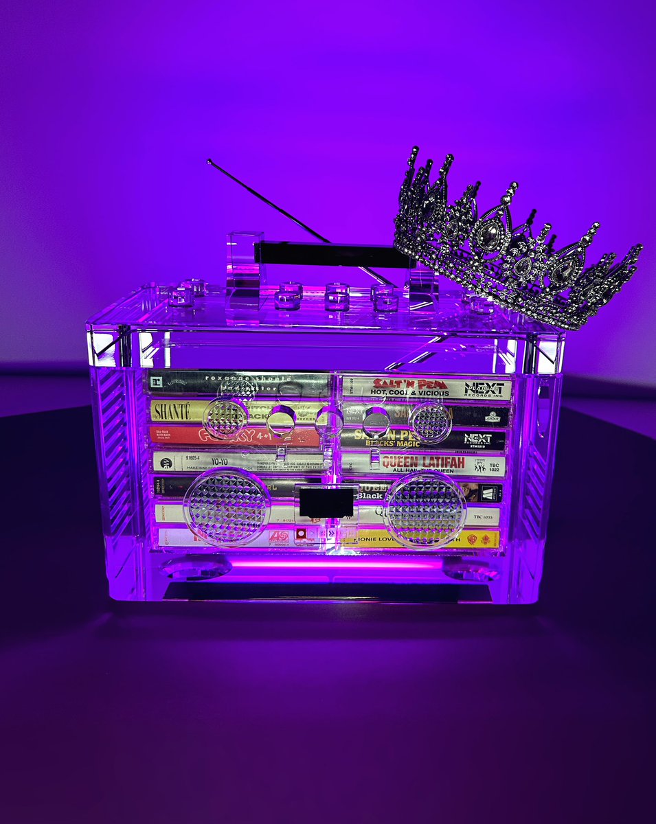RockTheBells's tweet photo. ENTER for a chance to win
"Queens of the Mic" Rhyme Capsule Crystal Boombox Sculpture ft. influential female MCs in Hip-Hop + TIX to see them live at Rock The Bells Festival💥

👉 Enter for a chance to win at https://t.co/AwnN37Vlxb 

Peep those cassette tapes👀🔥 #QueensoftheMic https://t.co/ZFrinFVWq7
