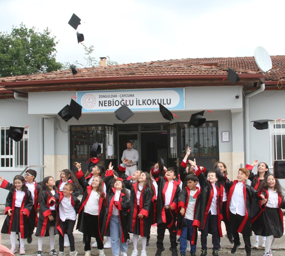 Nebiogluilkokul's tweet photo. Dördüncü sınıflarımızı uğurluyoruz. @hknkadi @ismailbas67 @caycumailcemem @ZonguldakMEM @zuleyhaaldogan https://t.co/jF80jQPGc6 https://t.co/pLAmSVDB1S