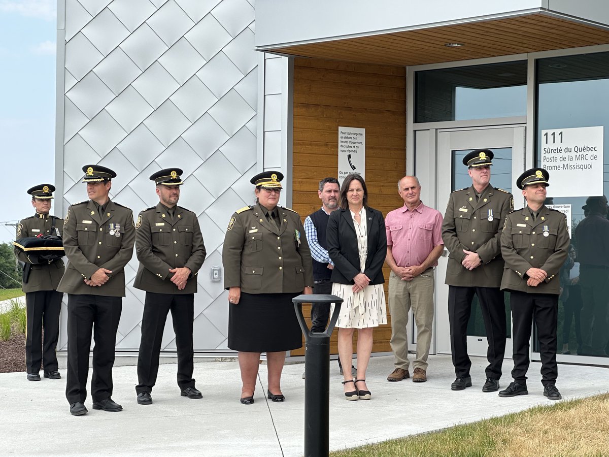 appq_sq's tweet photo. Jacques Painchaud, notre président, accompagné du directeur syndical Hugo Lizotte, était à Dunham hier, avec la présence d’au moins 75 membres et invités, pour l’inauguration du tout nouveau poste de la @sureteduquebec pour la MRC de Brome-Missisquoi. #APPQ https://t.co/iT2umyAa8N
