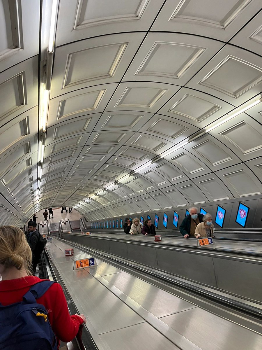 MaggieChary's tweet photo. London is a city that never sleeps and there is always something happening. Whether it's a night out at a club or a relaxing night at home with a good book, London has it all. https://t.co/1ZsrJ7UelZ