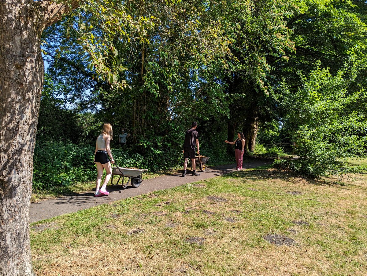 School children harvesting the onions at the school vegetable bed a community gardens Betws park. Also @DofEWales @DofE  students from  @ColegSirGar  who helped On the woodland Path. @HeritageFundCYM @HeritageFundUK  @WGClimateChange #localplacesfornature  empowering the future.