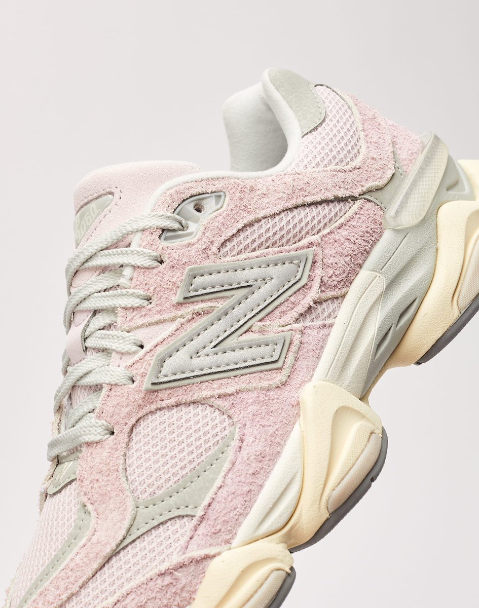 Few sizes available
New Balance 9060 'December Sky'
=> bit.ly/464R6Yu