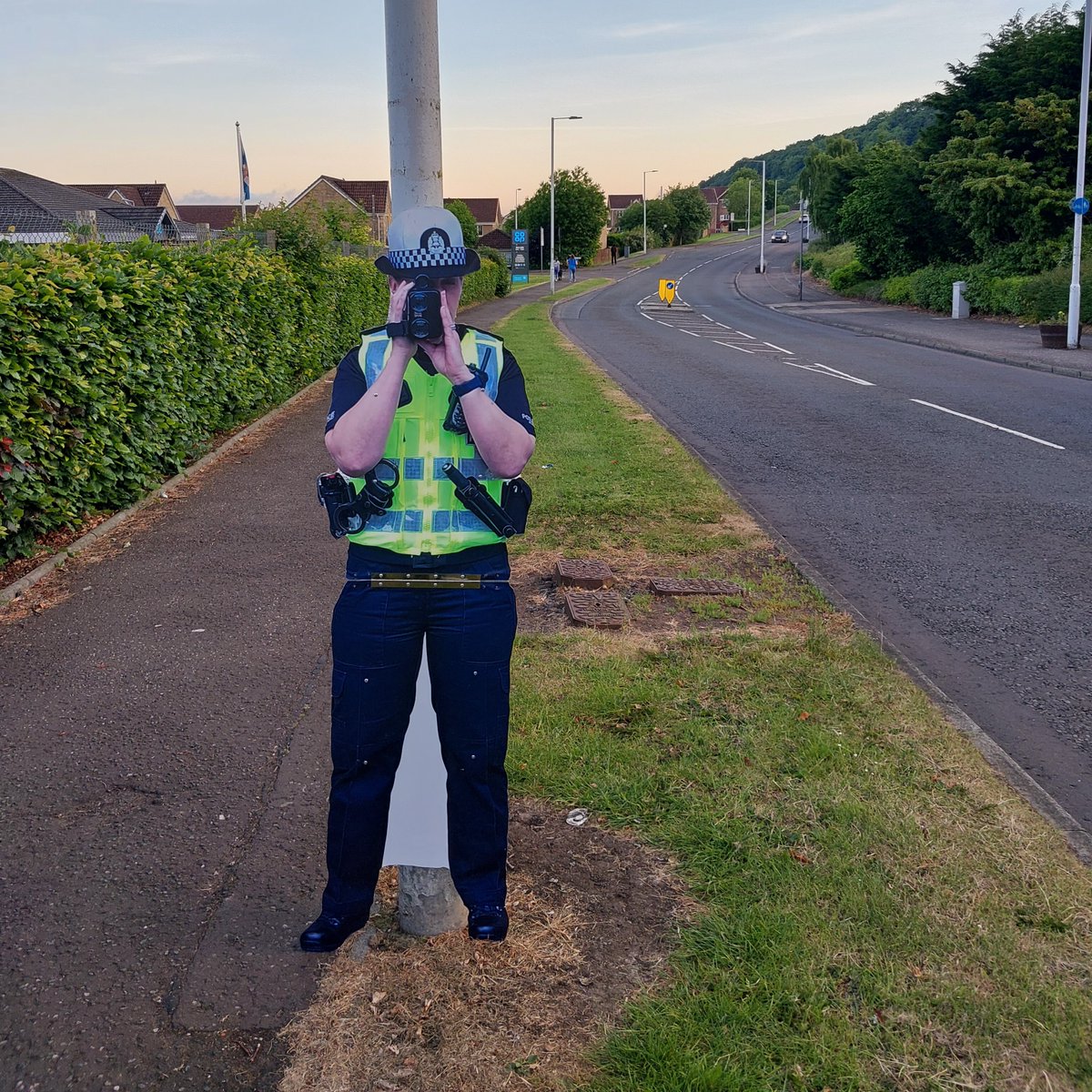 One of our pop-up police officers on patrol on Harbour Drive, Dalgety Bay, after reports of a vehicle doing an emergency stop from high speed this morning. If you saw it, incident 2094 of 13th June refers. We'll be there next time...

#SlowDown
#DalgetyBay