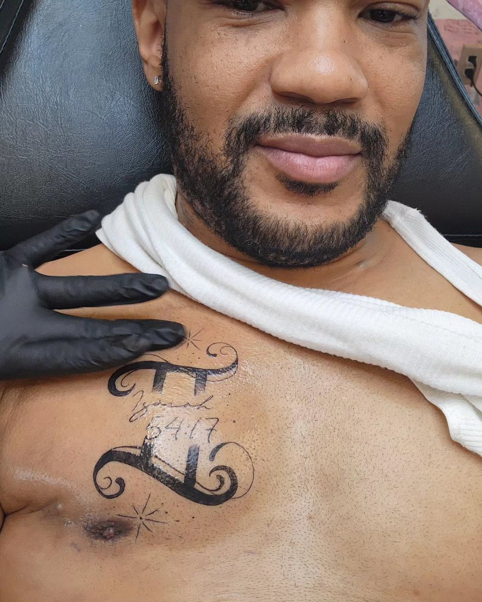 UncTweezy2u's tweet photo. So... I did a thing today. And surprisingly it doesn't hurt. Black fill in is done. Next up color highlights... #FirstTat #PrettyInInk #GeminiSeason https://t.co/rR6e76QMW2