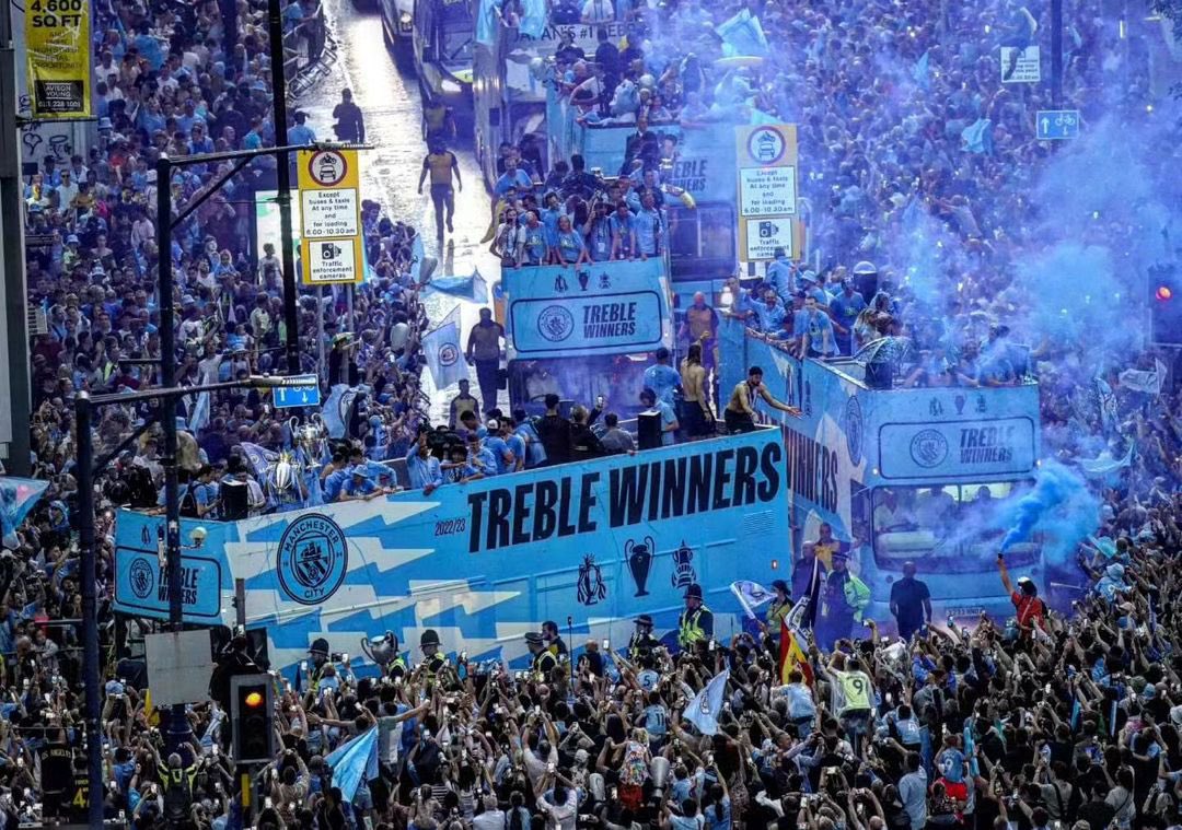 bernardooooV3's tweet photo. 1.4million fans turned up for Manchester City’s parade yesterday 🤯 https://t.co/R0w2r8XNS4