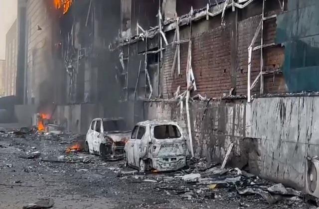 punjabkesari's tweet image. मोबाइल पार्ट्स बनाने वाली फैक्ट्री में लगी भीषण आग, करोड़ों का नुकसान, बाल-बाल बचे कर्मचारी
m.haryana.punjabkesari.in/haryana/news/f…

#haryanahindinews #sonipathindinews #fireinfactory #firebrigade #mobileparts