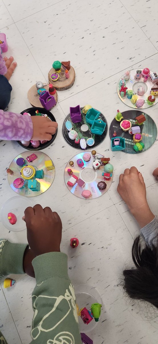 Loose parts and small world play! 
#kindergarten