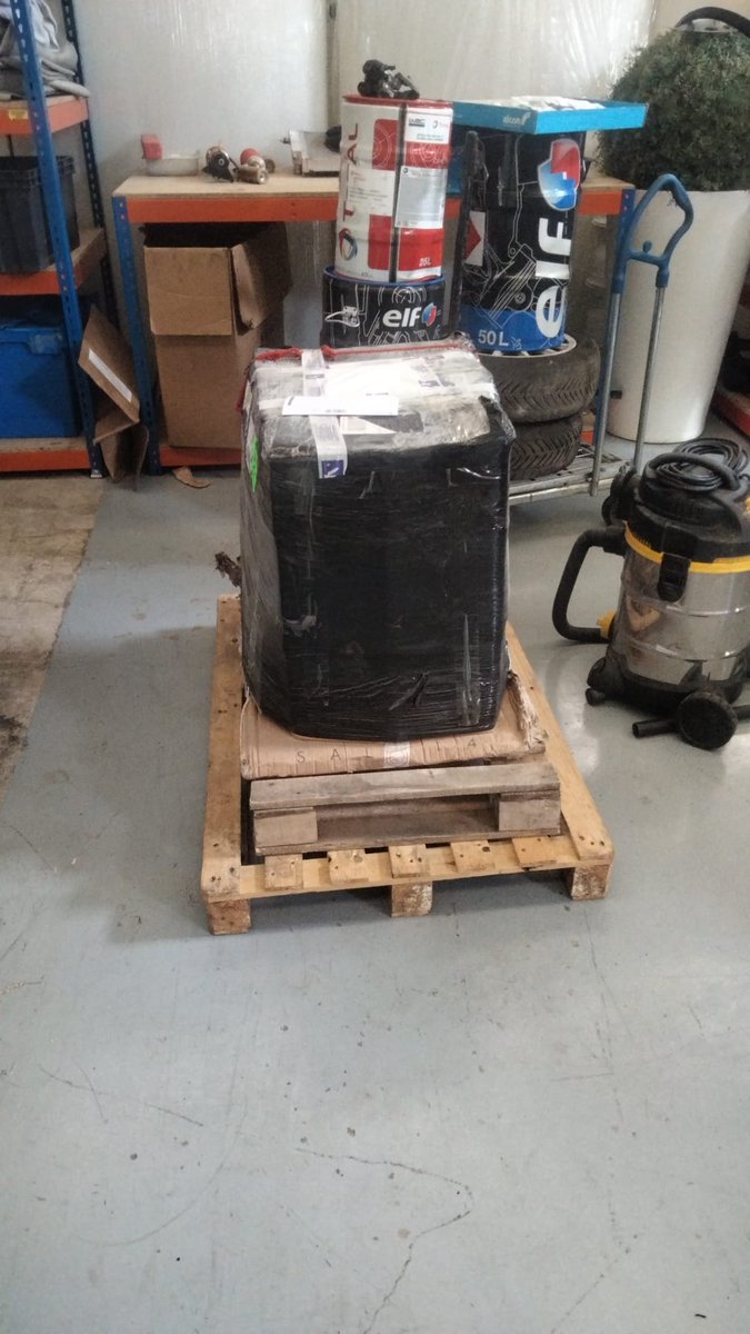 Un paquete salvaje ha aparecido en las instalaciones de pro-driver 🫣❤️