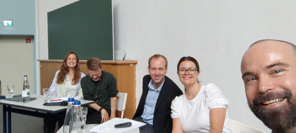 Demokratie, aber anders! Es geht los mit der Podiumsdiskussion an der Universität Erfurt. Yeah!