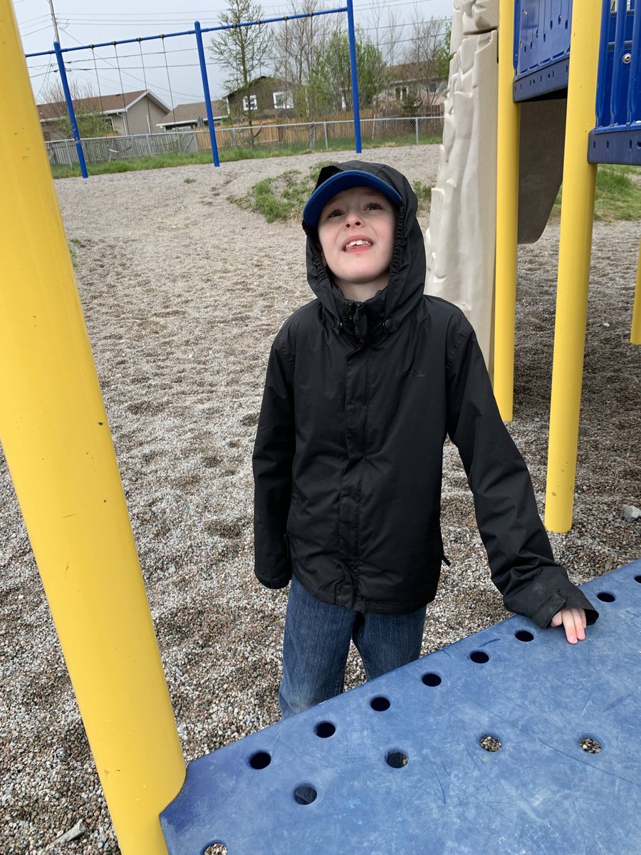 ErinMalone15's tweet photo. Outside play on a cold day in June ⁦@cowanelementary⁩ ⁦@MsChristinaHow⁩ https://t.co/KOU3kW6wV7
