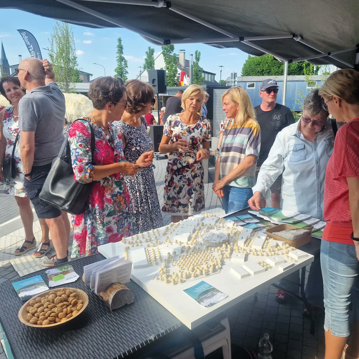 BrainergyP's tweet photo. 🎉 Gerade führen wir spannende Gespräche auf dem Titzer Feierabendmarkt. Kommen Sie gerne vorbei und treffen Sie uns an unserem Stand direkt vor dem Rathaus. Wir freuen uns auf Sie! #BrainergyParkJülich #BrainergyPark #Gewerbepark #Energiewende #Innovation #Nachhaltigkeit https://t.co/paZXMagWdx