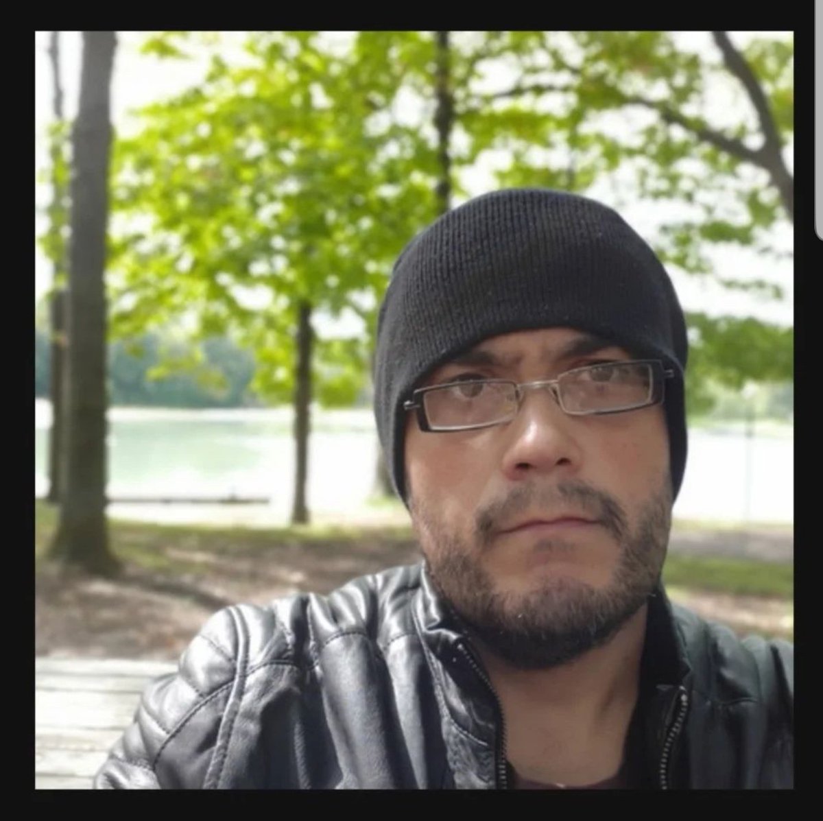 No os dejéis engañar por su cara de malote, solo es una pose de <a href="/elcantaitor/">elcantaitor</a>. De actitud relajada, coherencia en el texto y amigo de la retórica. Nos acompañó en la IX edición , y le quisimos tanto, que repite este año. Abrirá el encuentro junto a Yaike, vente!
#Xsurenlospiri