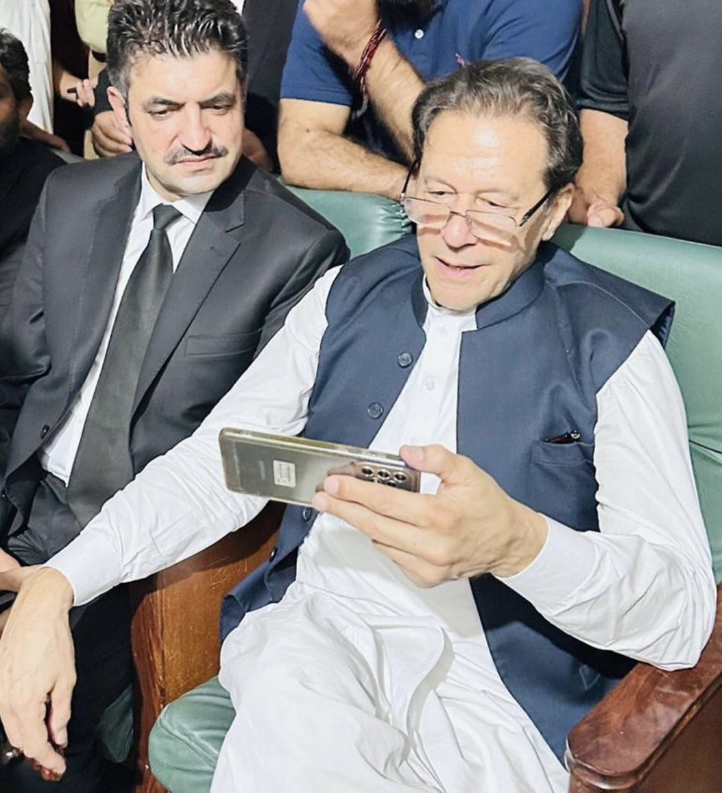 جب بھی عمران خان کی تصویر دیکھو ایک انگوٹھا لائک اور دوسرا انگوٹھا ریٹویٹ والے بٹن پر رکھ دیا کرو
 #Bilawal_ShameOnYou