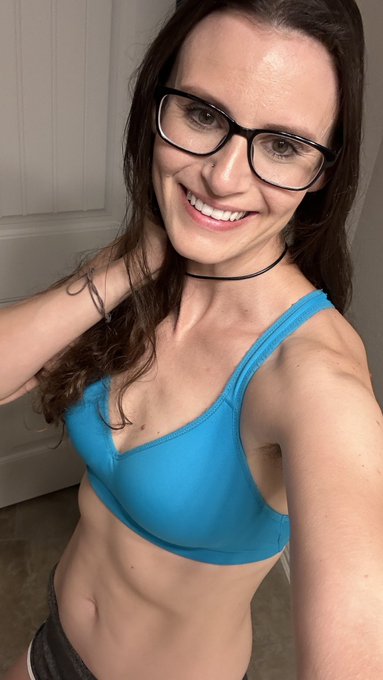 Hi there! 👋 What&rsquo;s your favorite color? ❤️🧡💛💚💙💜 https://t.co/MdM38YNvbT<a href="/tag/skype"class="tags"><span>#skype</span></a>