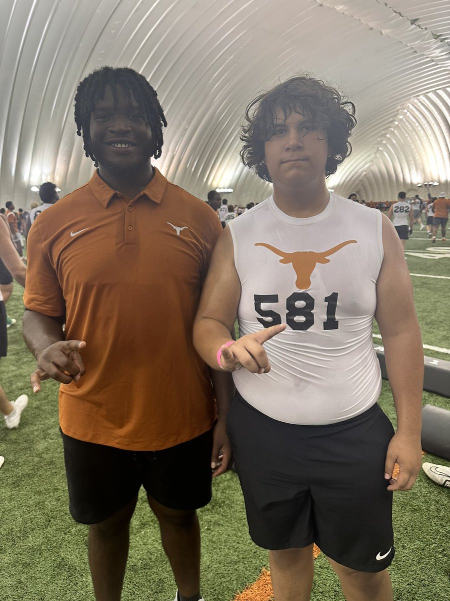 jacksonmorrow74's tweet photo. Always a great day to run into an Allen Eagle 🅰️🆙🦅 @neto_umeozulu @kimgarner20 @CoachLWig @CoachRicken @LarryWMcrae @coachjbroom @alleneaglesfb @RecruitAllen @AllenEaglesAth  #BeTheBrand #BTB https://t.co/Yjaihedyb1