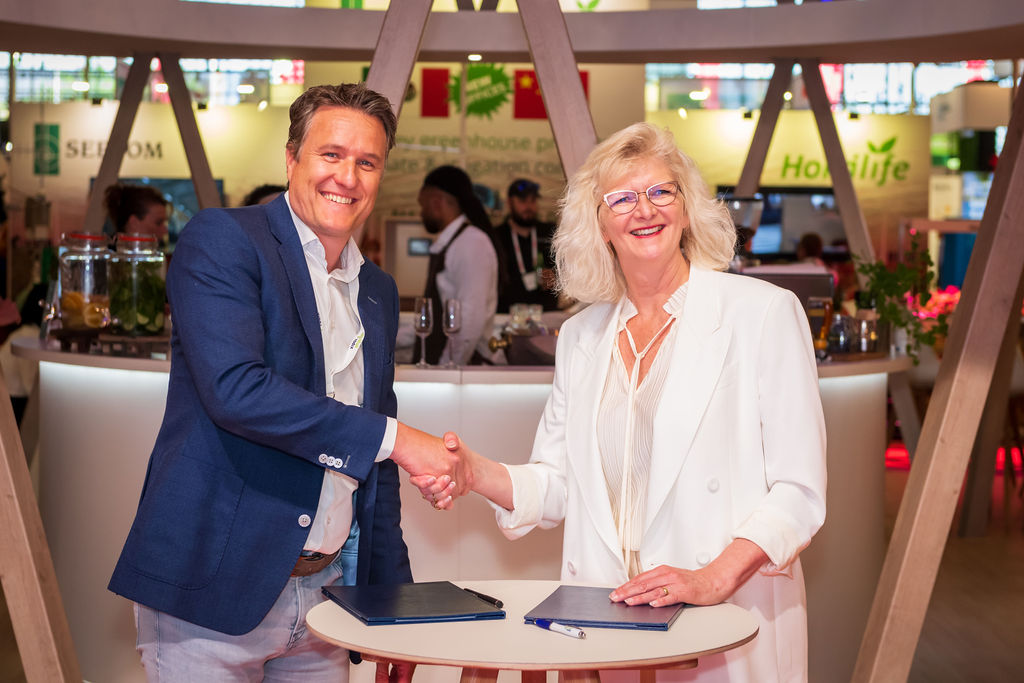 📣 Exciting news! During GreenTech Amsterdam, Priva and Blue Radix have signed an agreement to strengthen and expand their partnership, aimed at accelerating autonomous greenhouses. Read more: bit.ly/3CrtijG