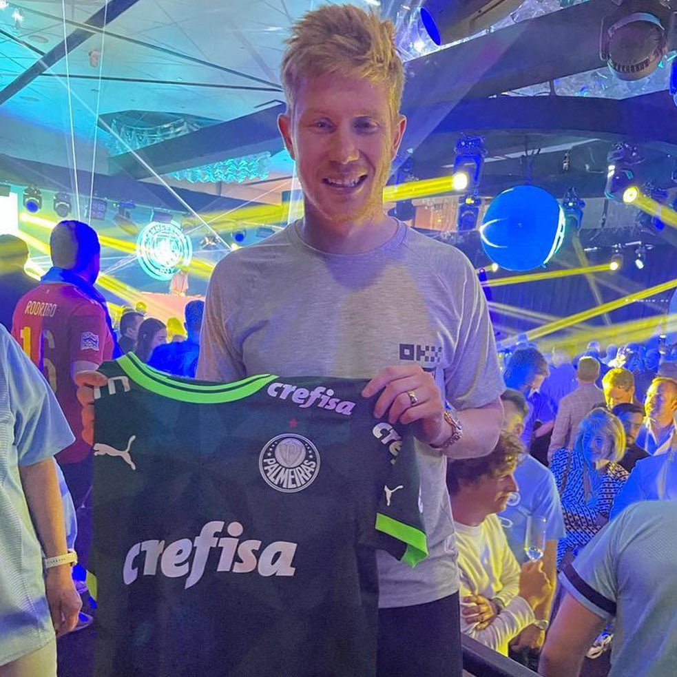 pulga_sep's tweet photo. De Bruyne deu entrevista agora a pouco ao Jornal PewlisChq e foi perguntado sobre a foto com a camisa do Palmeiras:

“Meu avô tinha uma paixão por um time brasileiro e eu descobrir que era o Palmeiras, então passei a amar e acompanhar tudo sobre eles.”

CARALHO, QUE FODA 👏🏼 https://t.co/1GVPWtydJs
