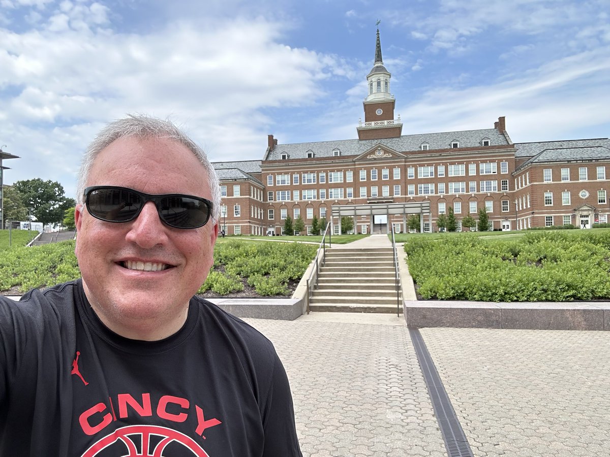 Football camp happens to be happening at nippert @GoBEARCATS @GoBearcatsFB @uofcincy #takeastroll around campus , stop by the bookstore … the usual #sumnerincincy #BearcatFamily #BearcatsUnited #BearcatForLife @uofcincyalumni @GoBearcatsUCATS