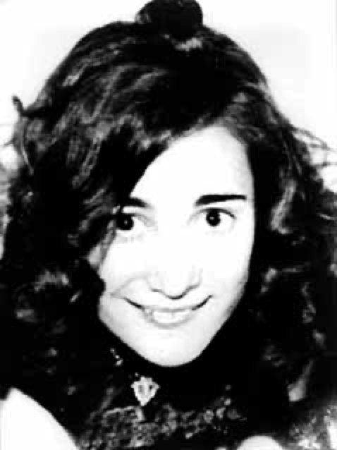 Studentessa di Scienze Economiche originaria di #Trento e militante della #GioventùPeronista, #AidaAliciaPastarini venne sequestrata a #Córdoba il #18giugno 1976.Aveva 24 anni. Fu vista ancora in vita presso il #CCD “La Perla”.
A tutt'oggi risulta scomparsa.