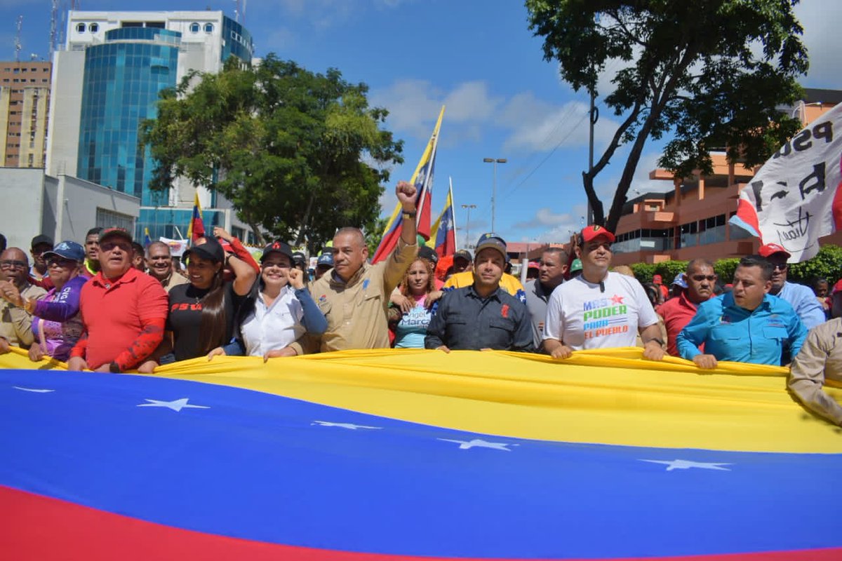 Aquí están tus trabajadores, hermano Presidente @NicolasMaduro, cuente con su clase obrera de Guayana, que no se rinde, y estará dispuesta a defender sus industrias, y a garantizar su desarrollo. #GuayanaObreraMarchaXNicolas #VivaLaUniónDeLosPueblos