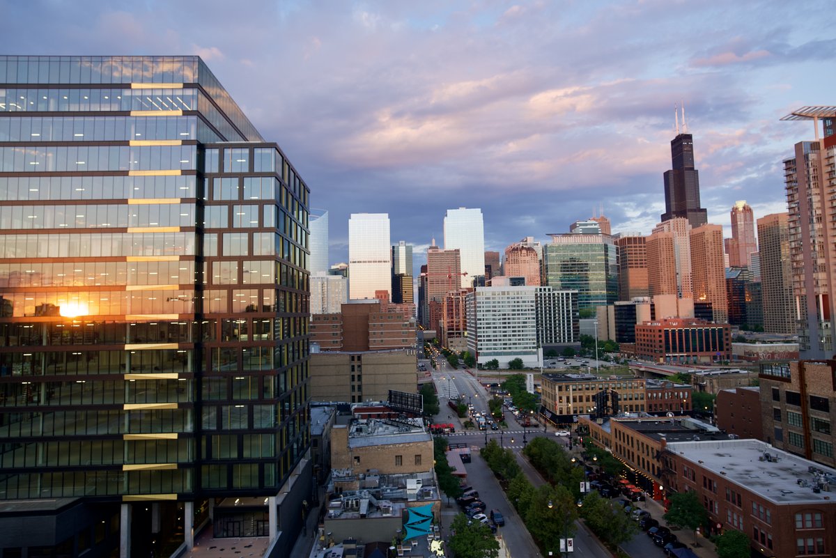 NobuChicago's tweet photo. ⭐️MIDWEEK REMINDER⭐️

Have you made your reservations yet?
Escape to our hotel's rooftop and soak up the sun with breathtaking Chicago views 🌆🤍🍸

#nobuhotelchicago #chicagorooftops #nobuchicago #lhwtraveler #nobu #westloop #fultonmarket https://t.co/3dW92njeBI