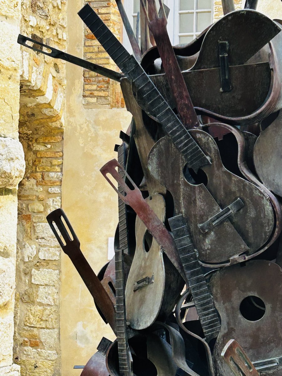 Outside the Picasso Museum in Antibes #Picasso #Antibes #CoteDAzur #art #guitars 🇫🇷