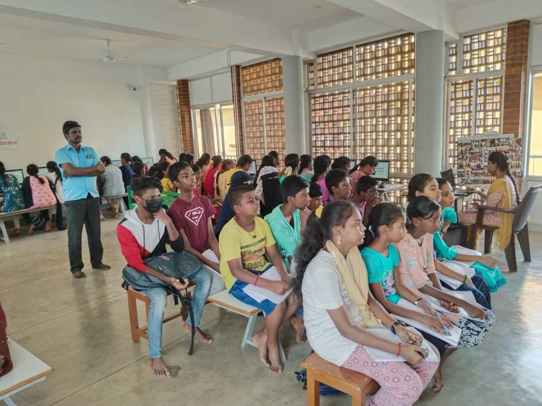 SharanaOfficial's tweet image. Children at the Digital Lab attending a weekend catch-up class ‍🙋‍♀️🖥

Straive #digitaleducation #computerliteracy