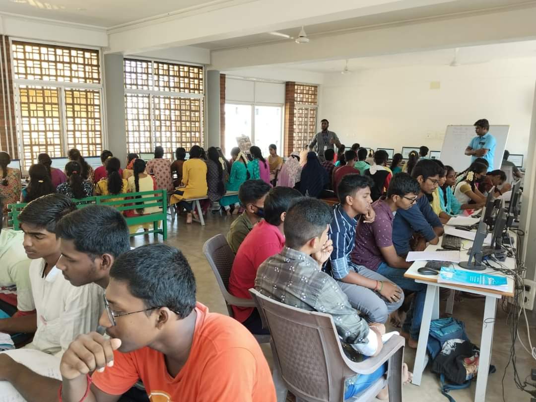 SharanaOfficial's tweet image. Children at the Digital Lab attending a weekend catch-up class ‍🙋‍♀️🖥

Straive #digitaleducation #computerliteracy