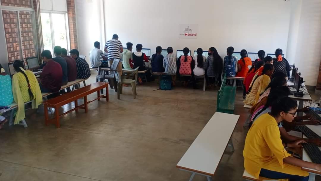 SharanaOfficial's tweet image. Children at the Digital Lab attending a weekend catch-up class ‍🙋‍♀️🖥

Straive #digitaleducation #computerliteracy