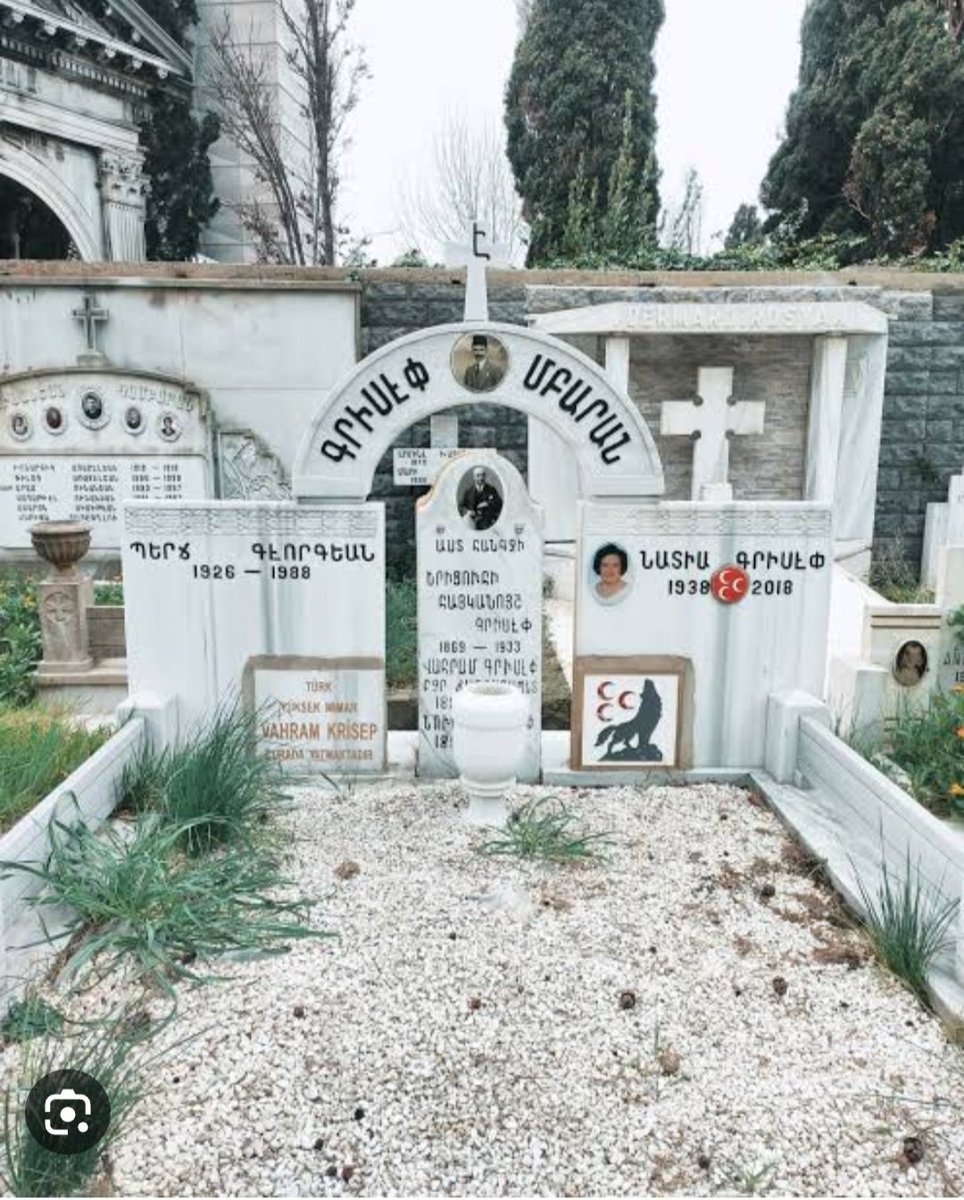 Nadya Krisep'in Şişli Katolik Ermeni mezarlığında bulunan bozkurt ve üç hilal sembollü kabri. MHP'nin Üç Hilal sembolünü Cumhuriyetçi Köylü Millet Partisi kongresinde parti amblemi olarak teklif eden MHP'nin ilk kurucularından Ermeni Levon Dabağyan’dı.
