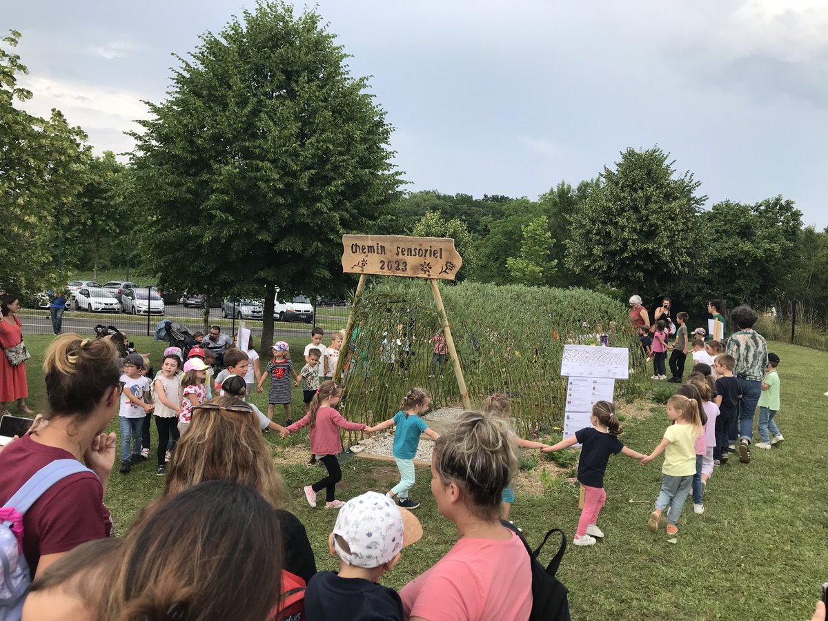 sebpapineau's tweet photo. Inauguration du chemin sensoriel à l’école maternelle de Roullet. Bravo aux enfants, aux enseignants et aux équipes municipales pour ce beau projet. https://t.co/JPNoBBhvMb