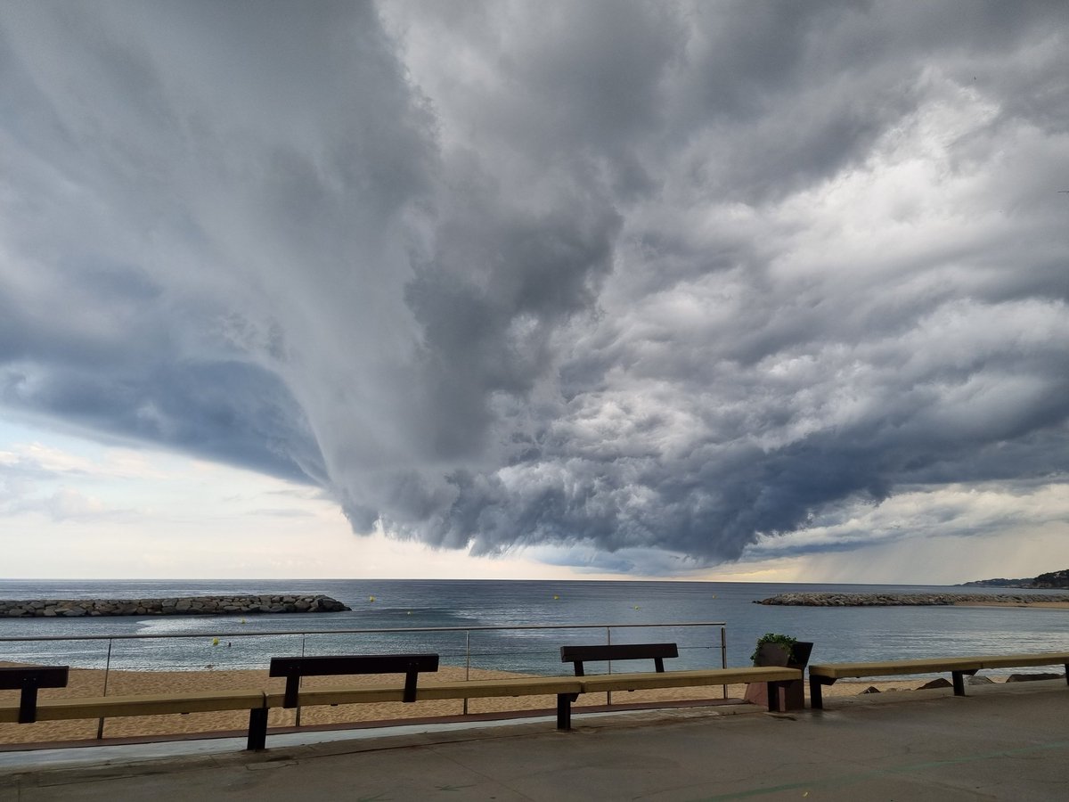 natalia_arn's tweet photo. Sant Antoni de Calonge! 😲 Esto que es????  @alexmegapc @meteocat @tiempobrasero  #santantonidecalonge #meteo https://t.co/7gB3q9YIJq