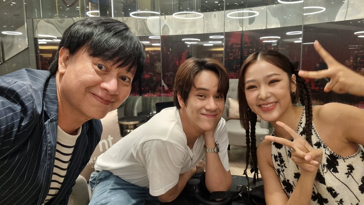 kirdpan's tweet photo. ส่งท้าย รักแรกโคตรลืมยาก
มาแสดงยินดีกับทีมงานและนักแสดงทุกคน  ยืนโรงฉายยาวนานมาถึง 48 วัน ขอบคุณคนดูทุกคน ❤️ อีกหนึ่งงานที่สร้างความสุขให้คนดู เก่งมากครับทุกคน
บ๊ายๆต๋อง หลิน ขอให้เธอได้มีความสุขในอีกจักรวาลคู่ขนาน
เราจะคิดถึงเธอทั้งสองนะ 
#รักแรกโคตรลืมยากครั้งสุดท้าย #SFcinema https://t.co/K4uoEMfNt7