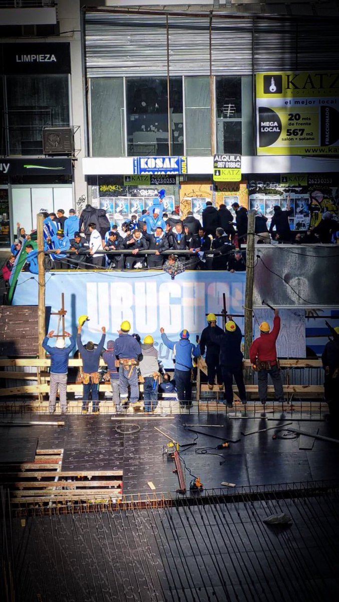 Miren esta foto de la caravana…

Emociona, que lindo momento. Estos pibes son la alegría de muchos uruguayos. 

¡Uruguay es Campeón del Mundial Sub 20! Gracias muchachos. 💙🇺🇾