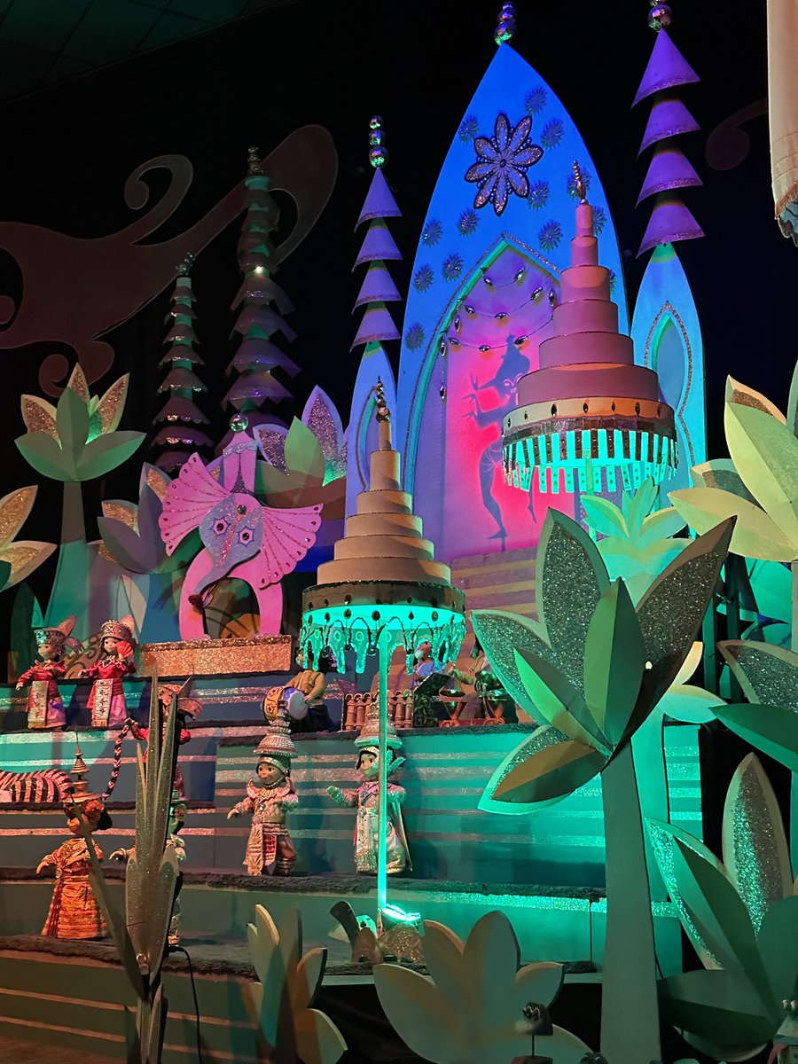 I was today years old when I finally understood the childhood It’s a small world vinyl that said:

“looking a bit like delicious birthday cakes” referencing the Balinese umbrellas.

#Disneyland #DisneyWorld #ItsASmallWorld