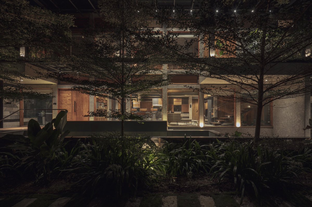 See how this home uses large windows to its advantage. #moderndesign #luxury  cpix.me/a/171538117