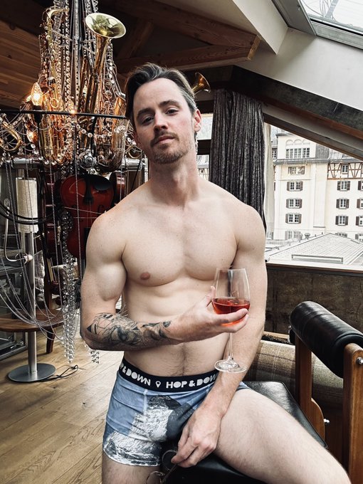 Keeping my grey hair for now. Do you like it or should I dye it soon? https://t.co/Y62KpdmSFJ