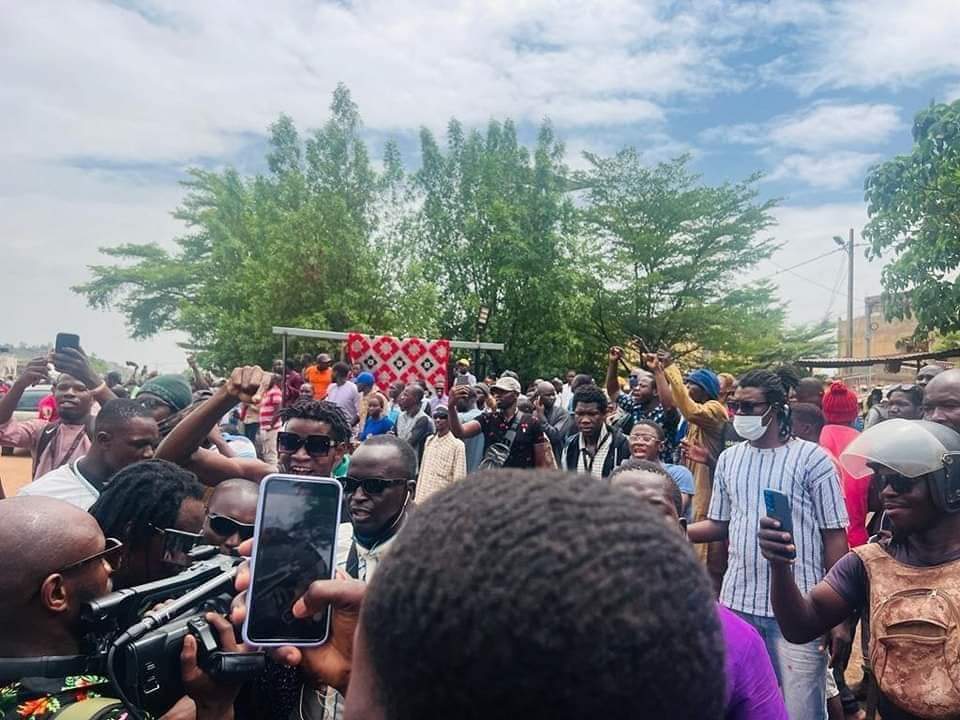 SahelLeaks's tweet photo. #Mali: Les soutiens du chroniqueur #RasBath était devant le tribunal pour demander sa libération.

#SahelLeaks https://t.co/iF2kTzjt9r