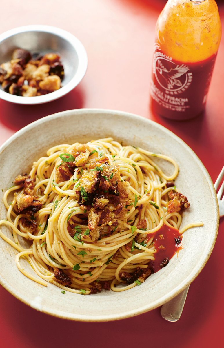 This week’s Guest Recipe from the #CookbookCorner archive is Sriracha and Lemon Linguine with Chilli Pangrattato, from Crave by @rocketandsquash: 
nigella.com/recipes/guests…