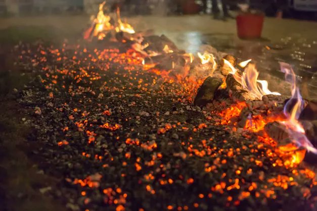 Feel the heat in your feet! 🔥 We’re looking for daredevils to walk over burning hot embers at our fire walk on Thurs 6th July. If you’d like to take on the challenge, and commit to raising £100 for local hospice care, please call 01298 384 105 or email: events@blythehouse.co.uk