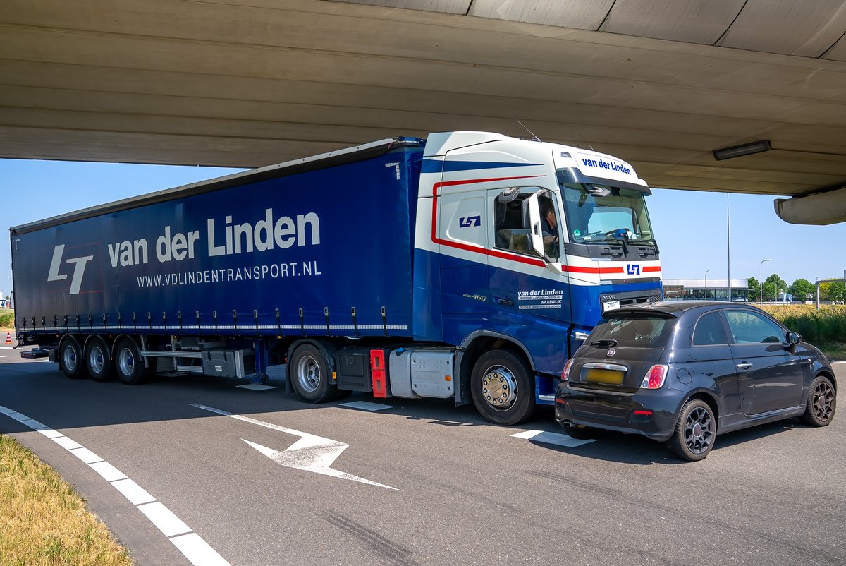 Reality_Photo's tweet photo. Een vrachtwagen en een auto zijn dinsdagmiddag op de A59 bij Waalwijk met elkaar gebotst. 

De bestuurster van de auto werd nagekeken in de ambulance, maar hoefde niet mee naar het ziekenhuis.

Hoe het ongeval kon gebeuren is niet bekend. https://t.co/vRVL9Tfzym